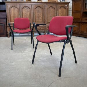 Sarkans biroja krēsls