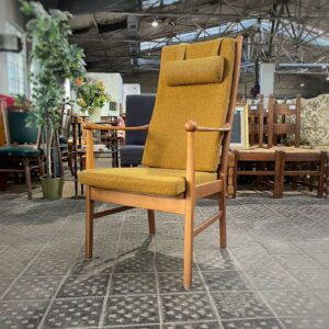 Dzeltens retro stila atpūtas krēsls