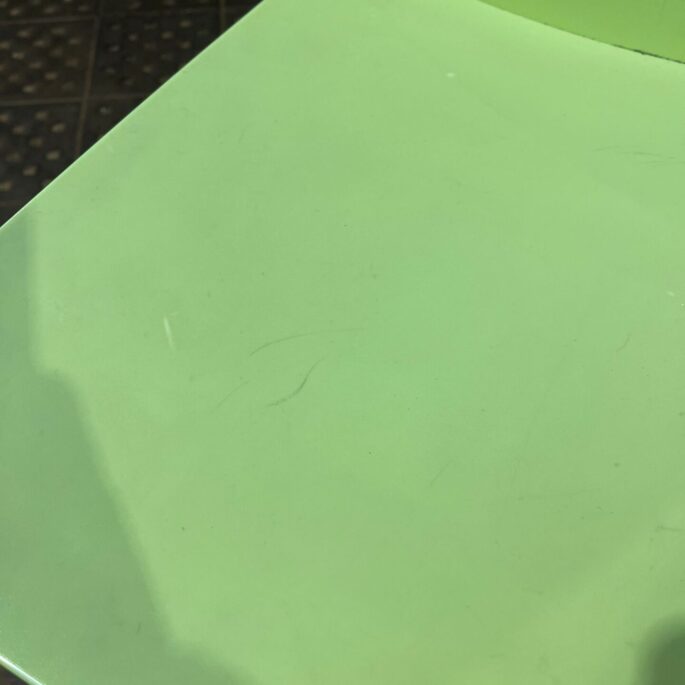 Zaļš plastmasas krēsls