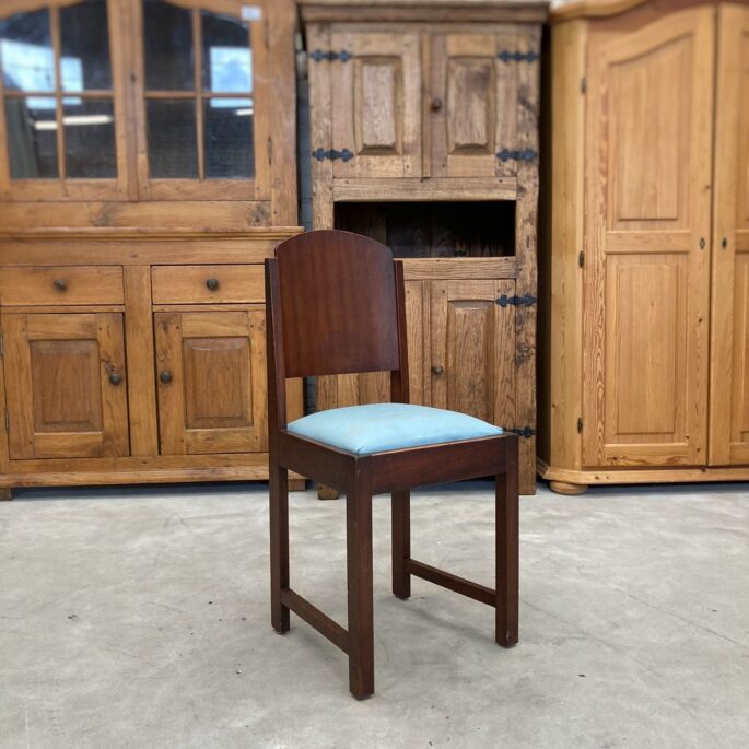 Brūns ēdamistabas krēsls