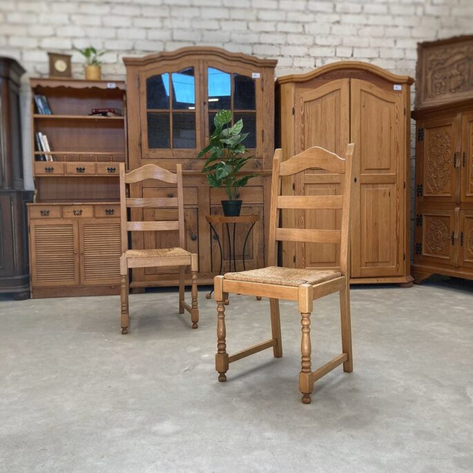 Brūns ozolkoka krēsls