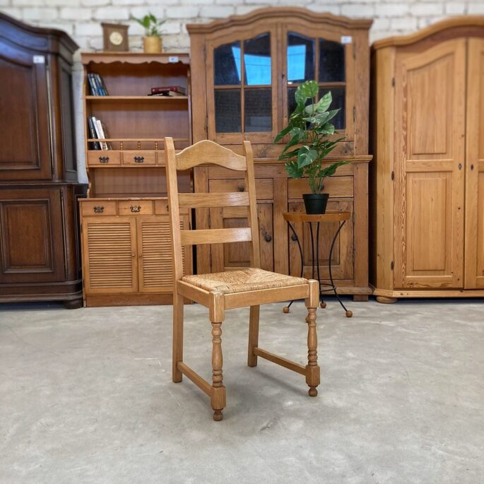 Brūns ozolkoka krēsls