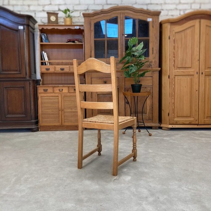 Brūns ozolkoka krēsls