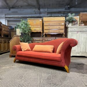 Divvietīga oranža sofa