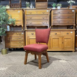 Koka krēsls ar sarkanu audumu