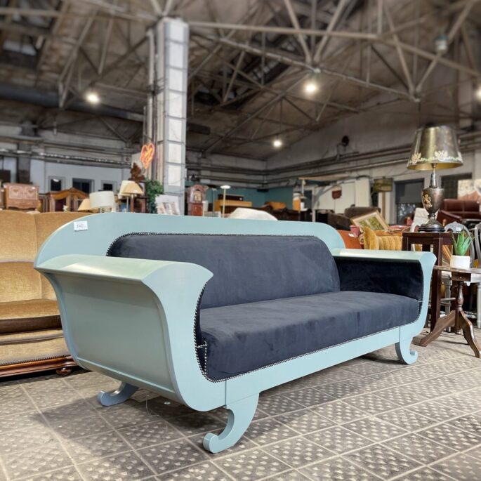 Atjaunota Bīdermeijera stila sofa
