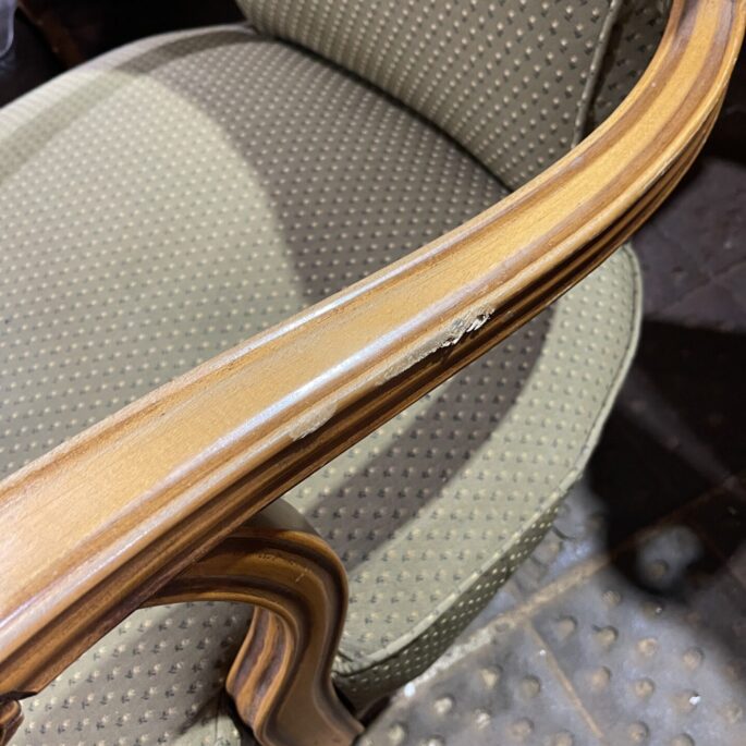Zaļš auduma atpūtas krēsls ar koka detaļām