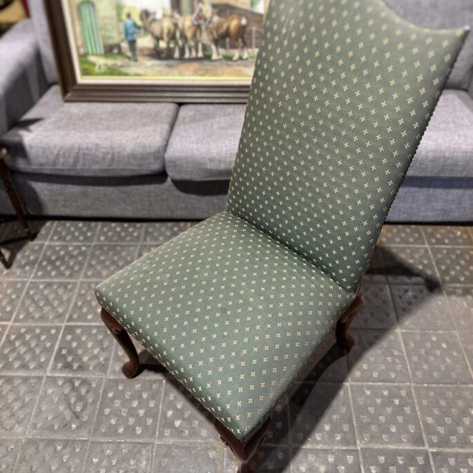 Zaļa auduma krēsls