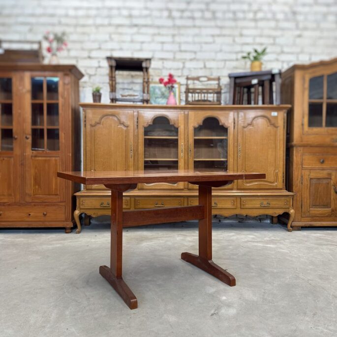 Brūns galds
