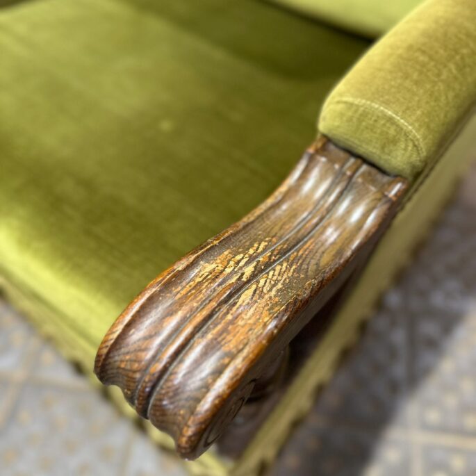 Zaļš auduma atpūtas krēsls