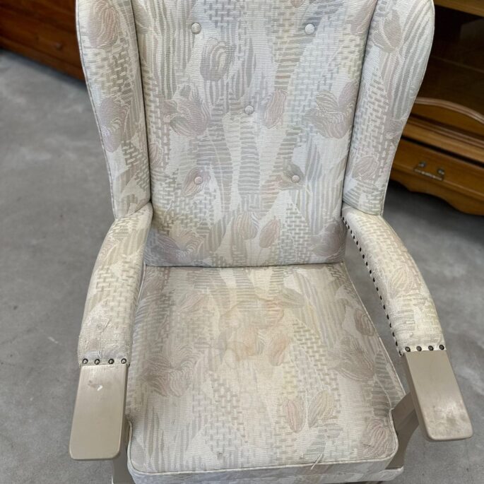 Auduma kamīnkrēsls ar koka detaļām