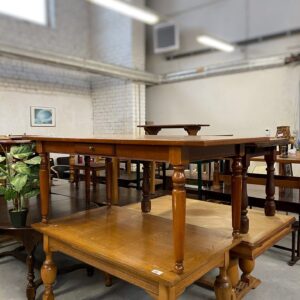 Brūns ēdamgalds ar atvilktni