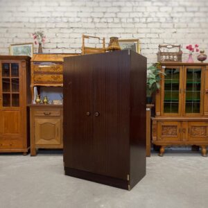 80-to gadu drēbju skapis