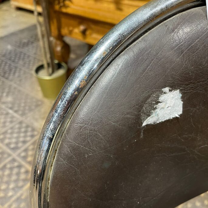 Tumši brūns krēsls