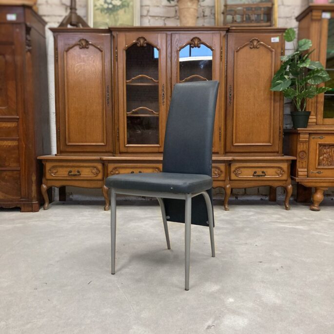Pelēks krēsls