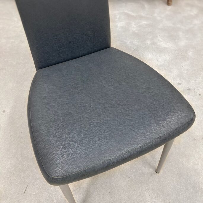 Pelēks krēsls