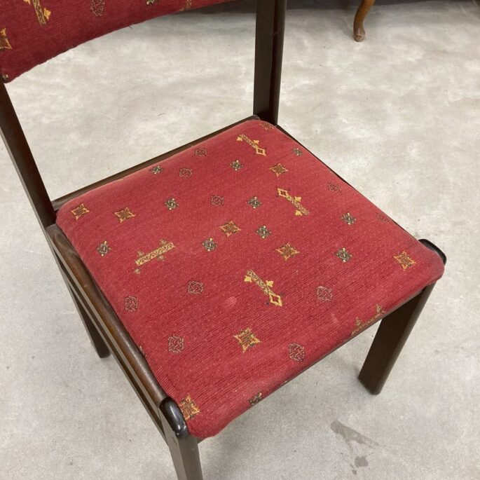 Koka krēsls ar sarkanu audumu