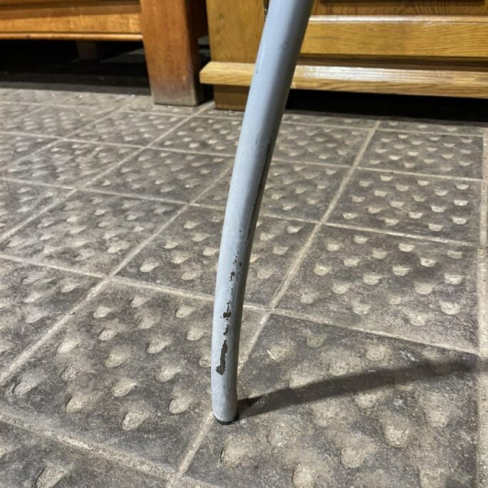 Zaļš plastmasas krēsls ar metāla kājām