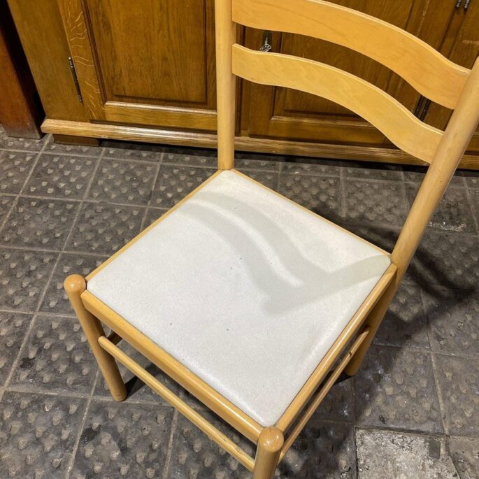 Krēsls ar bēšu sēdvirsmu