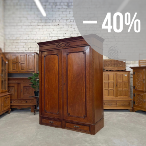 Brūns drēbju skapis