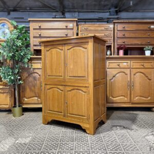 Slēdzama ozolkoka tv bufete