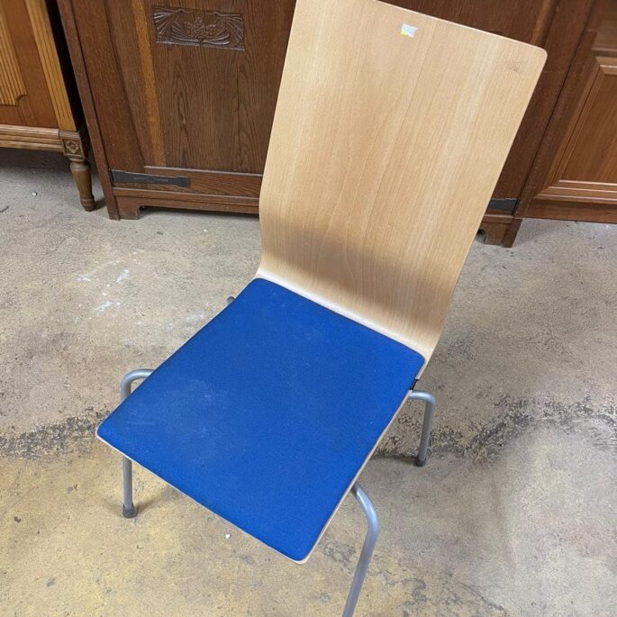 Krēsls ar zilu auduma sēdvirsmu