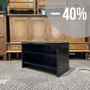 Melns plaukts ar stikla virsmu