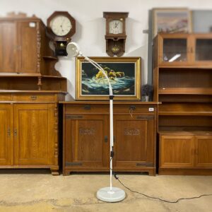 Balta metāla stāvlampa