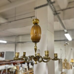 Grezna griestu lampa ar abažūriem