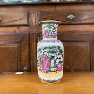 Japaņu stila vāze ar zīmējumiem