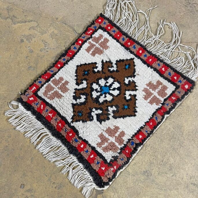Paklājs ar rakstu (35 x 33 cm)