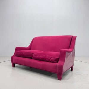 Rozā auduma dīvāns