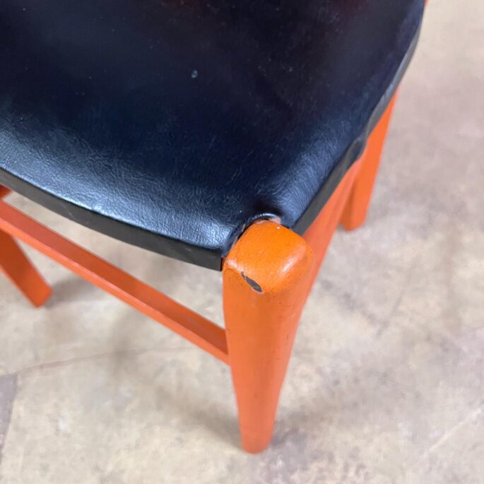 Oranžs koka krēsls