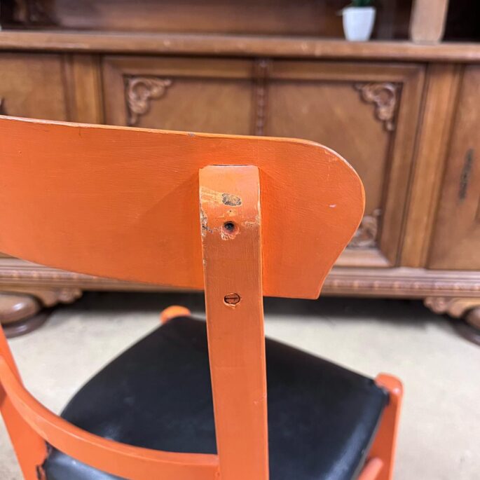 Oranžs koka krēsls