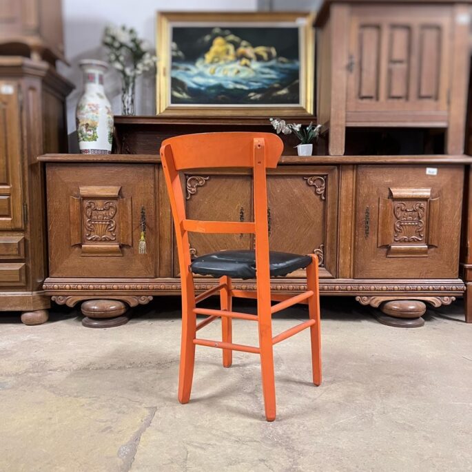 Oranžs koka krēsls