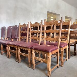 Koka krēsls ar sarkanu sēdvirsmu