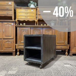 Tumši brūns plaukts uz ritentiņiem