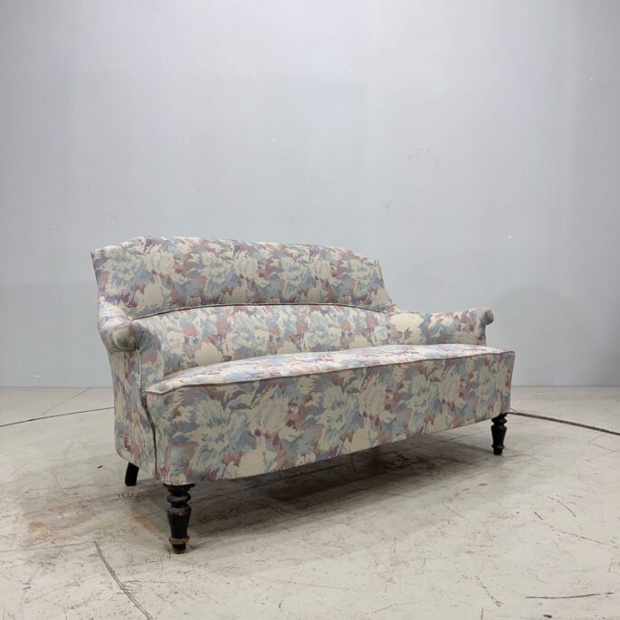 Gaiša auduma sofa