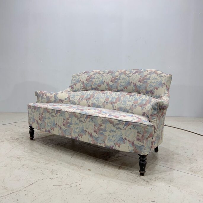 Gaiša auduma sofa