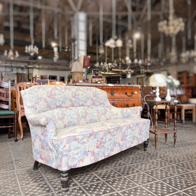 Gaiša auduma sofa