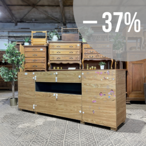 Brūna kumode ar pelēku virsmu