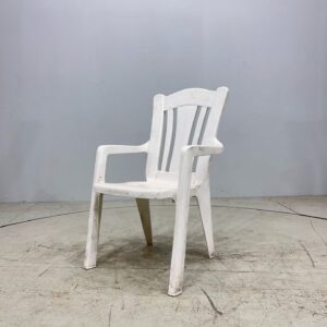 Plastmasas krēsls ar roku balstiem
