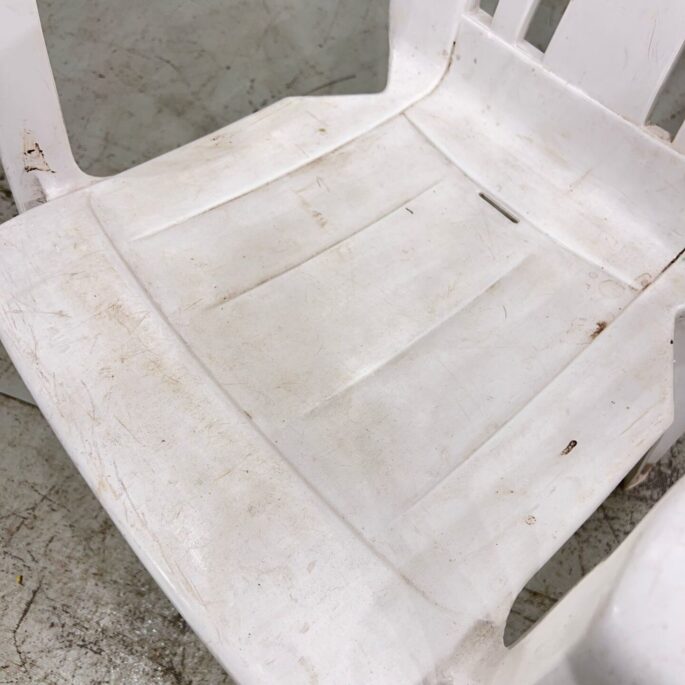 Plastmasas krēsls ar roku balstiem