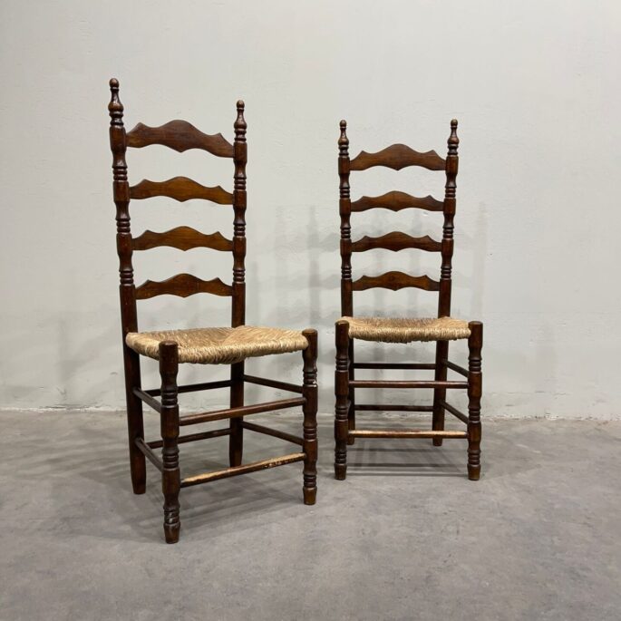 Koka krēsls ar pītu sēdvirsmu