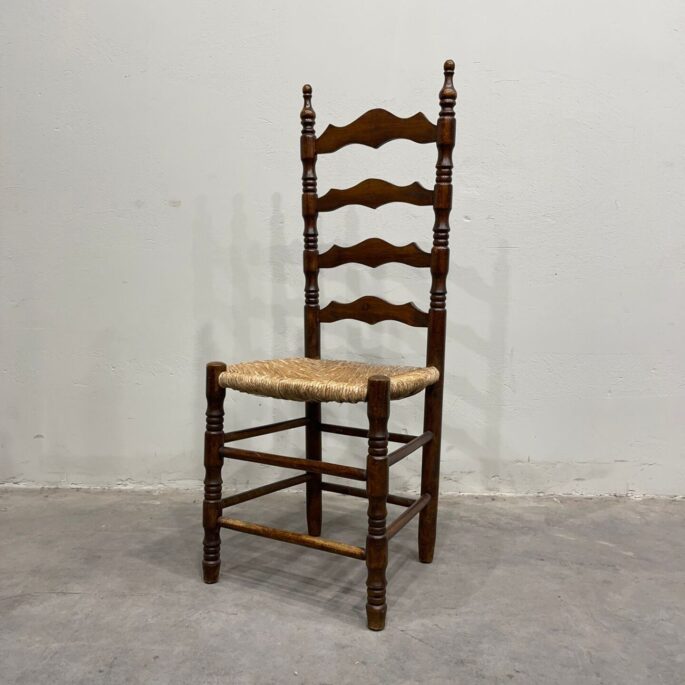 Koka krēsls ar pītu sēdvirsmu