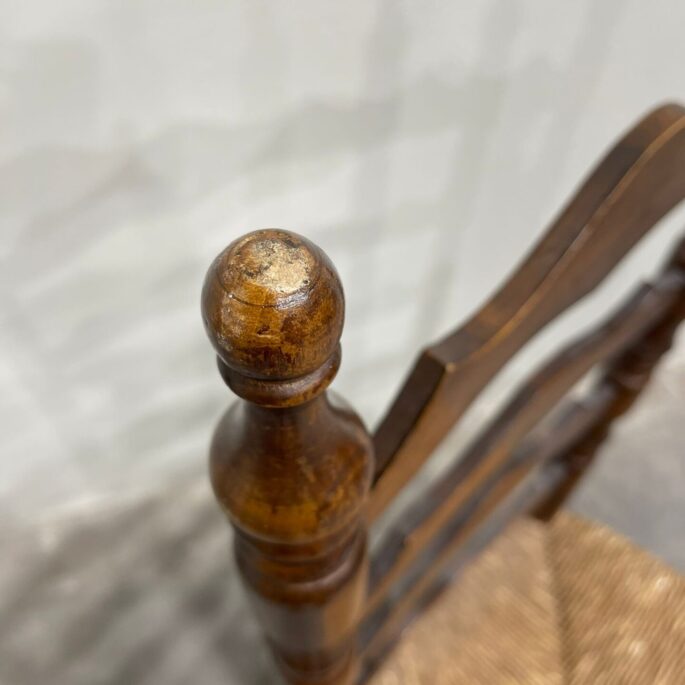 Koka krēsls ar pītu sēdvirsmu