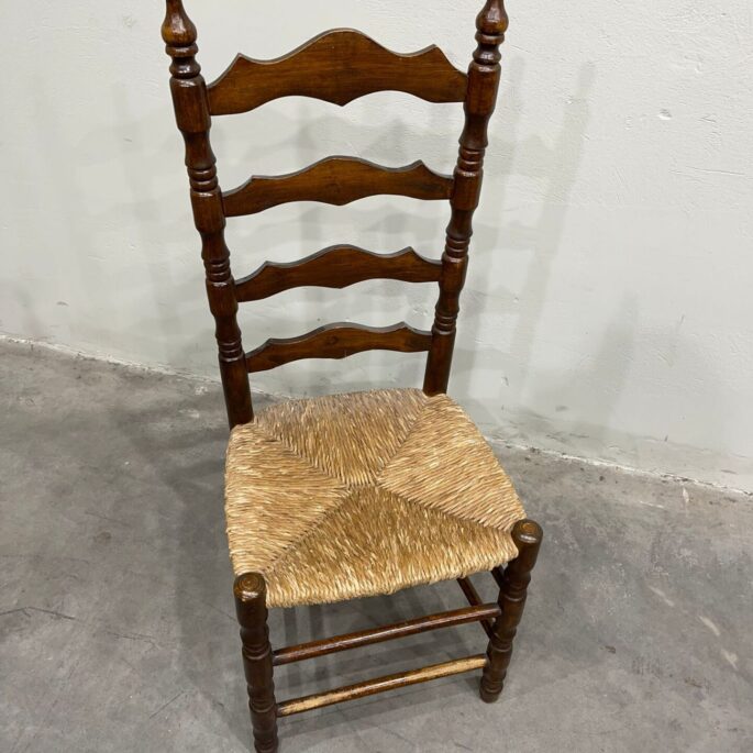 Koka krēsls ar pītu sēdvirsmu