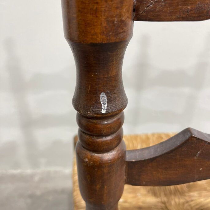 Koka krēsls ar pītu sēdvirsmu