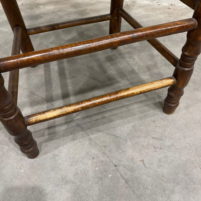 Koka krēsls ar pītu sēdvirsmu