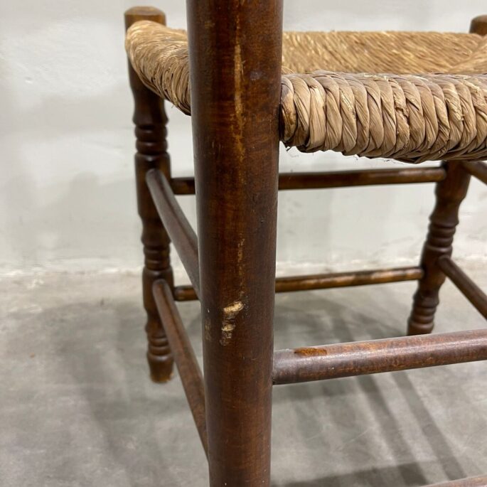 Koka krēsls ar pītu sēdvirsmu